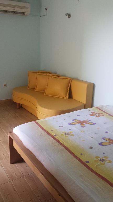 Apartments Lina Karlobag Cameră foto